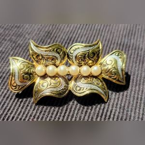 Vintage gold and pearl brooch